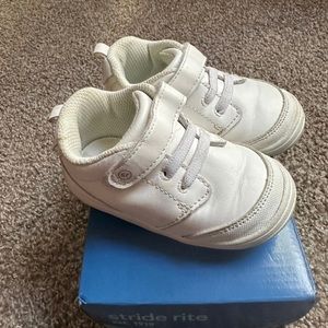 Toddler Strite Rite Velcro sneakers size 6